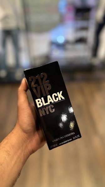212 VIP Black + Perfumero