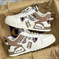 Zapatillas urbanas premium color beige en uso lifestyle